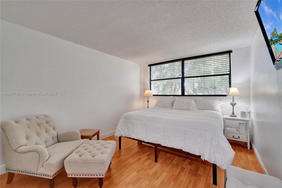 Active With Contract: $365,500 (2 beds, 2 baths, 1235 Square Feet)