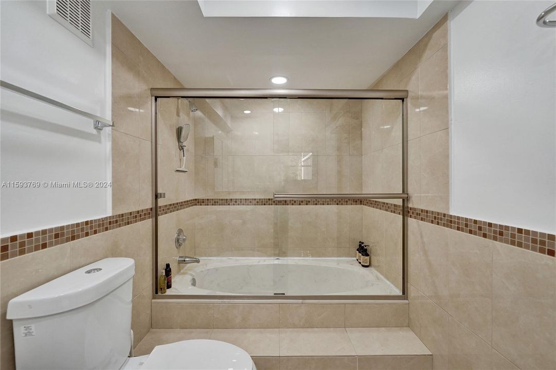合同活跃: $365,500 (2 贝兹, 2 浴室, 1235 平方英尺)