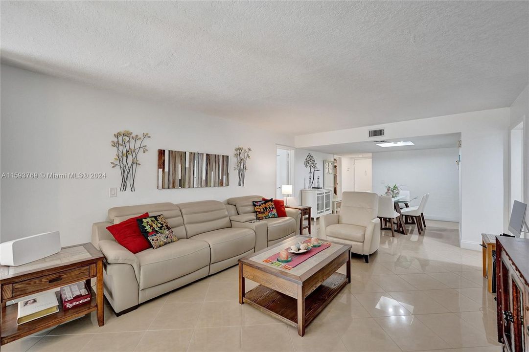 Active With Contract: $365,500 (2 beds, 2 baths, 1235 Square Feet)