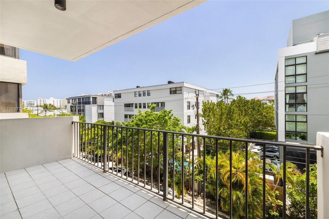 Active With Contract: $640,000 (2 beds, 2 baths, 1311 Square Feet)