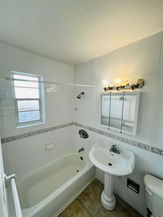 Recently Rented: $2,800 (2 beds, 1 baths, 1000 Square Feet)