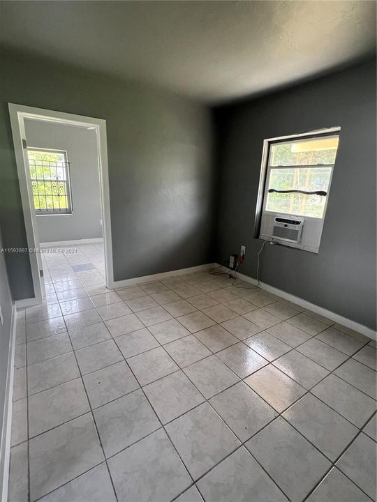 Active With Contract: $1,400 (1 beds, 1 baths, 500 Square Feet)