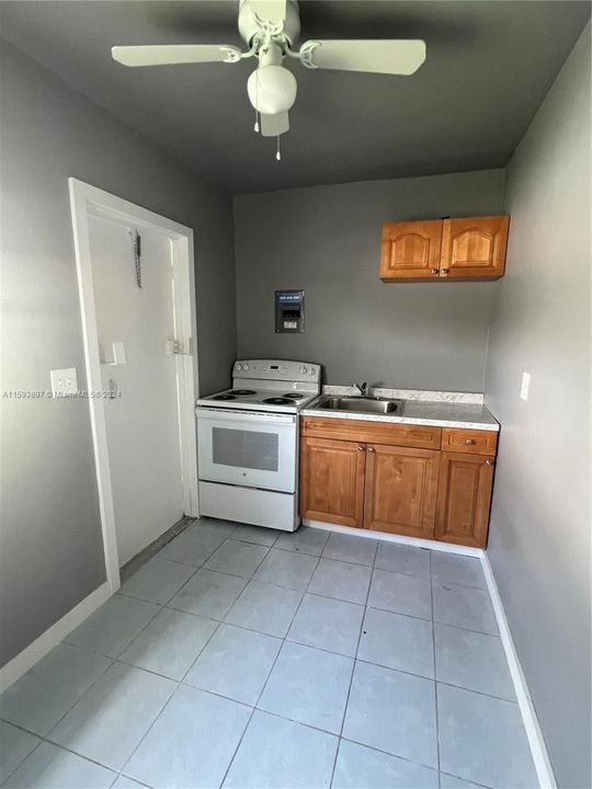 Active With Contract: $1,400 (1 beds, 1 baths, 500 Square Feet)