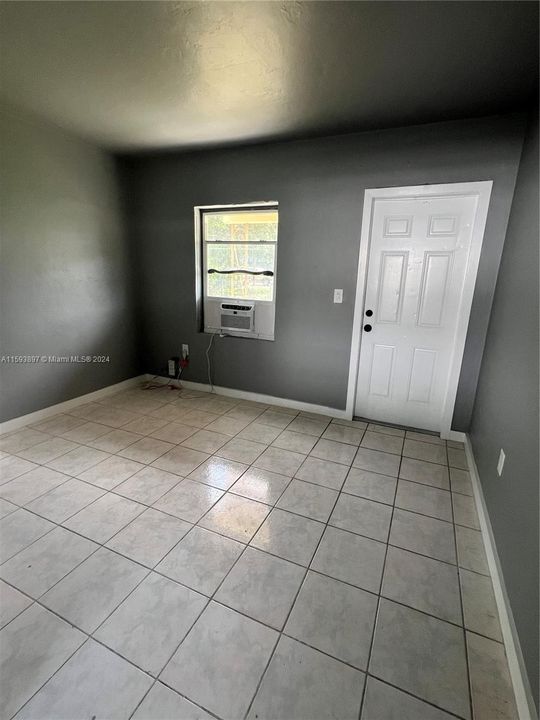 Active With Contract: $1,400 (1 beds, 1 baths, 500 Square Feet)