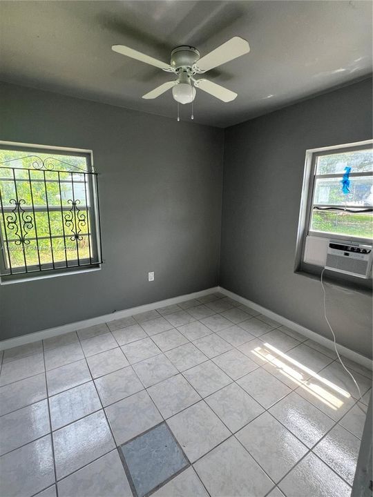 Active With Contract: $1,400 (1 beds, 1 baths, 500 Square Feet)