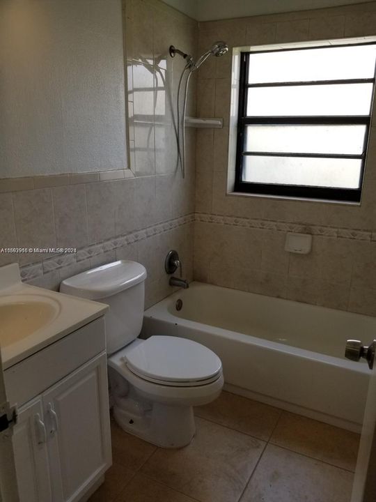 Active With Contract: $2,200 (2 beds, 1 baths, 1407 Square Feet)