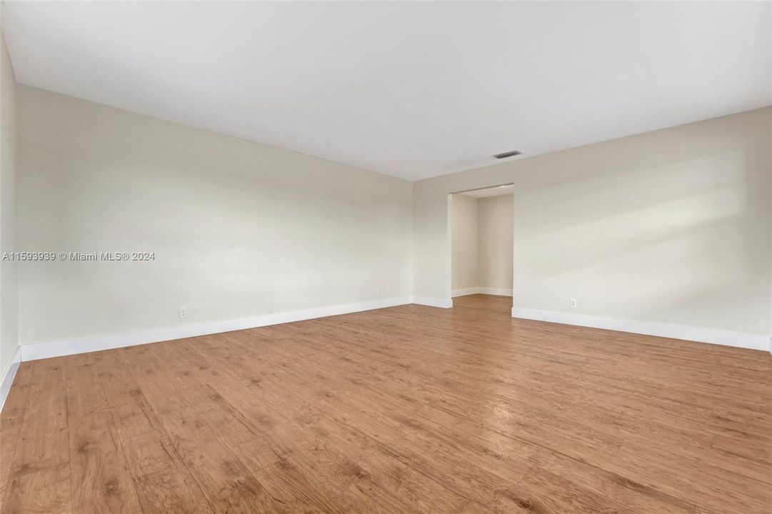 Active With Contract: $189,000 (1 beds, 1 baths, 678 Square Feet)