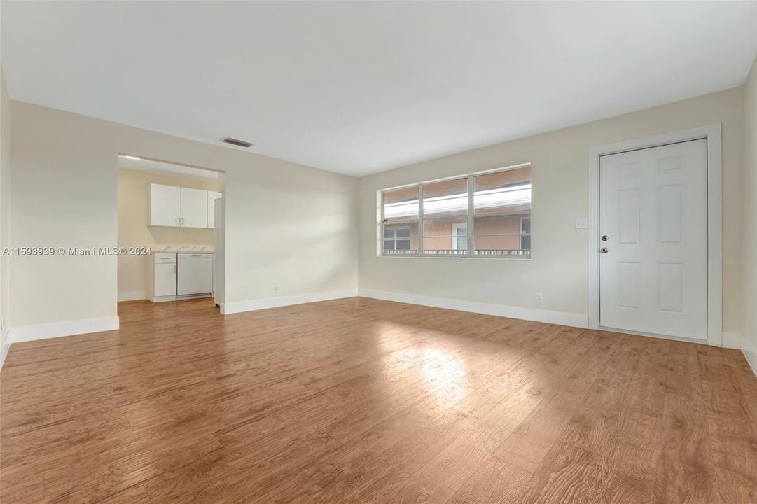 Active With Contract: $189,000 (1 beds, 1 baths, 678 Square Feet)