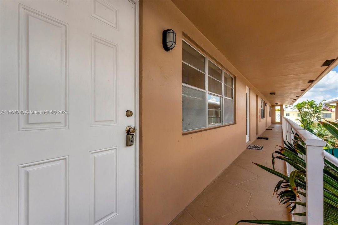 Active With Contract: $189,000 (1 beds, 1 baths, 678 Square Feet)