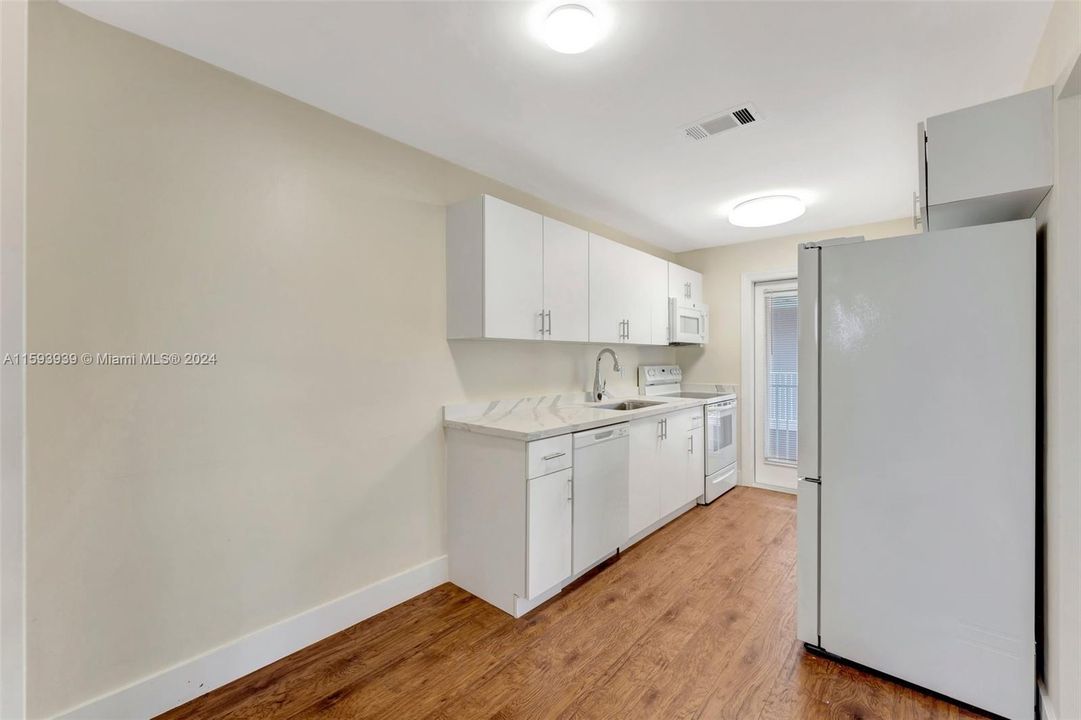 Active With Contract: $189,000 (1 beds, 1 baths, 678 Square Feet)