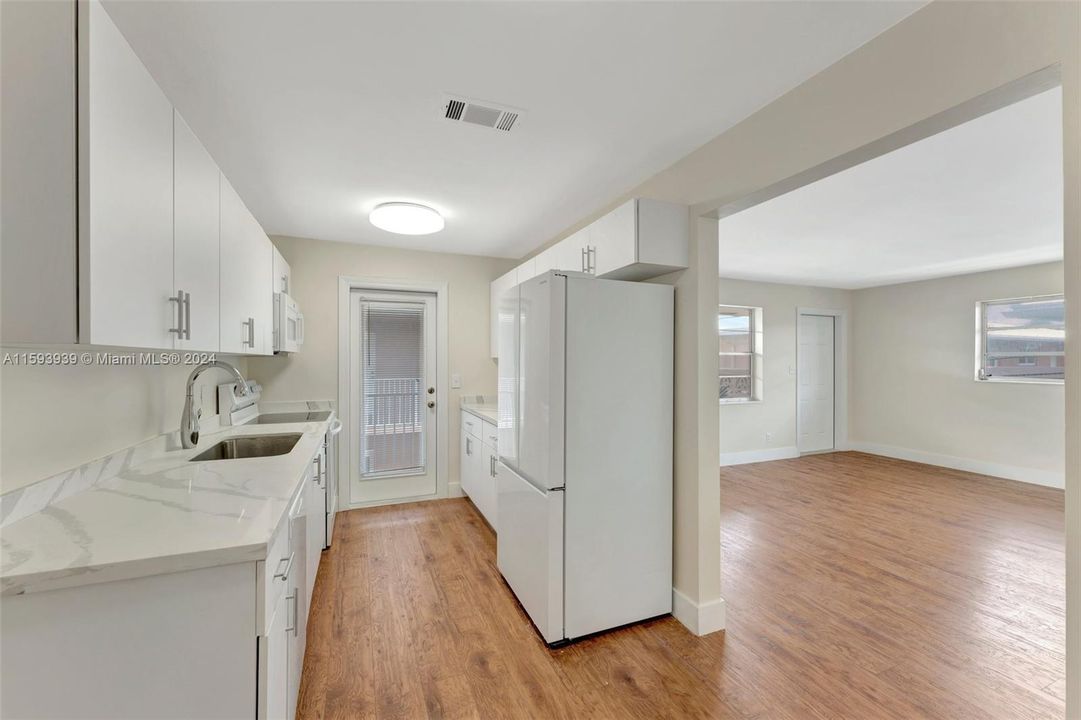 Active With Contract: $189,000 (1 beds, 1 baths, 678 Square Feet)