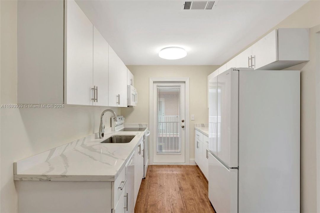 Active With Contract: $189,000 (1 beds, 1 baths, 678 Square Feet)
