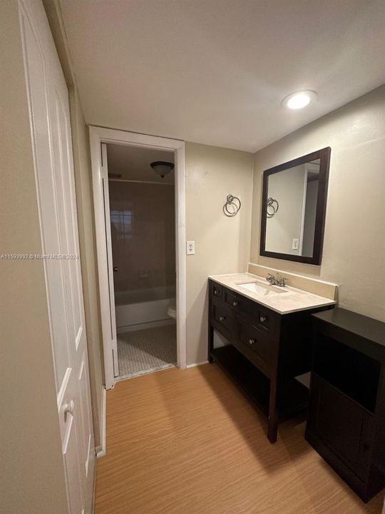 Active With Contract: $1,800 (1 beds, 1 baths, 780 Square Feet)