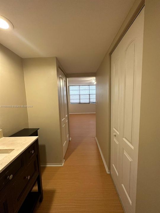 Active With Contract: $1,800 (1 beds, 1 baths, 780 Square Feet)