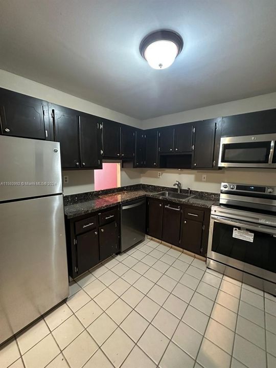 Active With Contract: $1,800 (1 beds, 1 baths, 780 Square Feet)