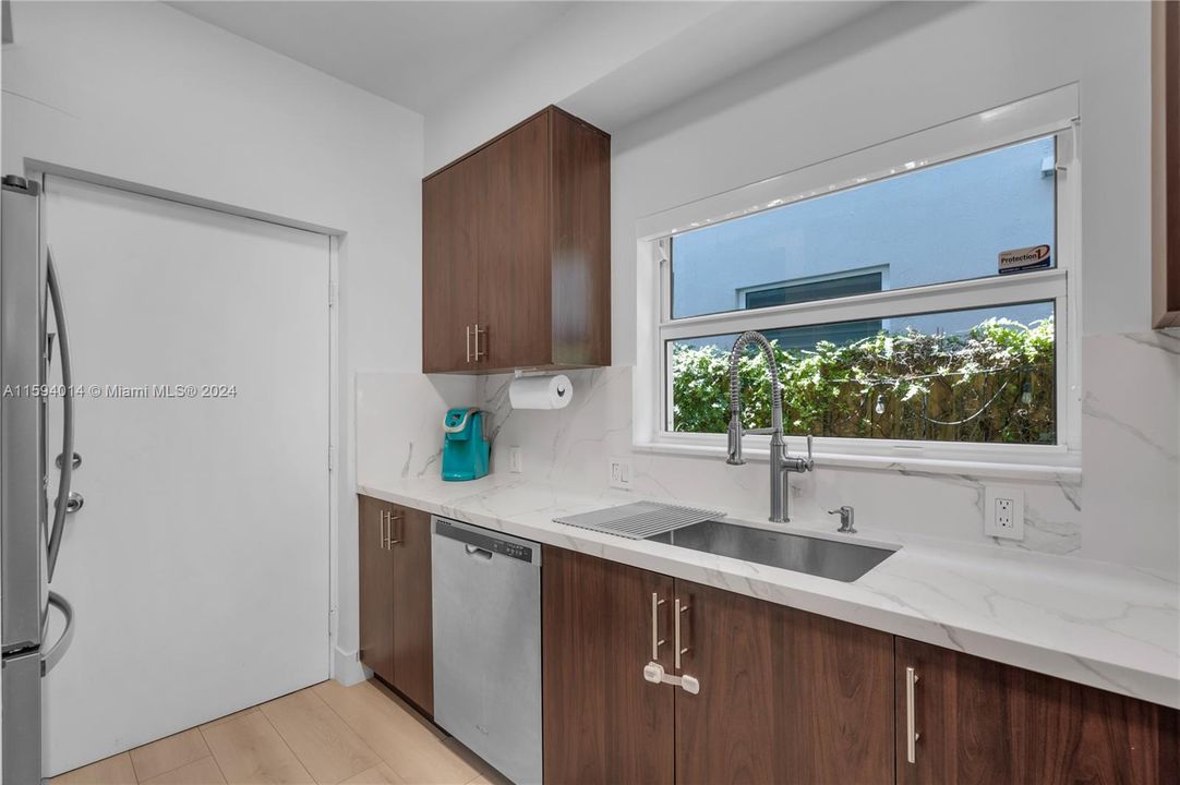 Active With Contract: $6,690 (3 beds, 2 baths, 1604 Square Feet)