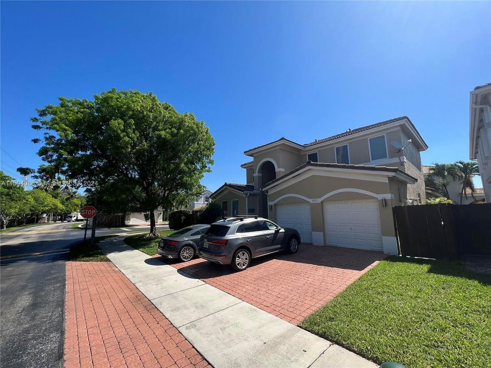 Active With Contract: $1,195,000 (4 beds, 3 baths, 2653 Square Feet)