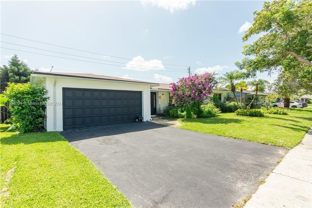 For Sale: $750,000 (4 beds, 2 baths, 1817 Square Feet)