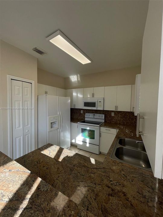 Active With Contract: $2,550 (3 beds, 2 baths, 1679 Square Feet)