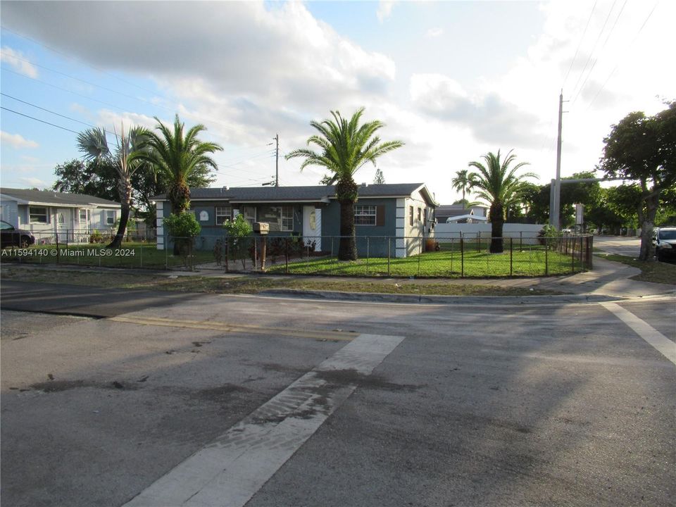 Active With Contract: $3,300 (4 beds, 2 baths, 1104 Square Feet)