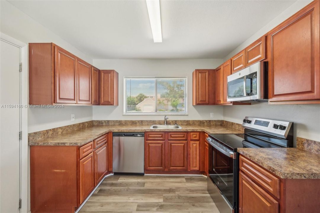 For Sale: $345,000 (3 beds, 2 baths, 1288 Square Feet)