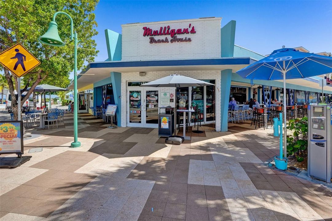 Walking distance from townhouse to beach, dining, shopping, and light entertainment.