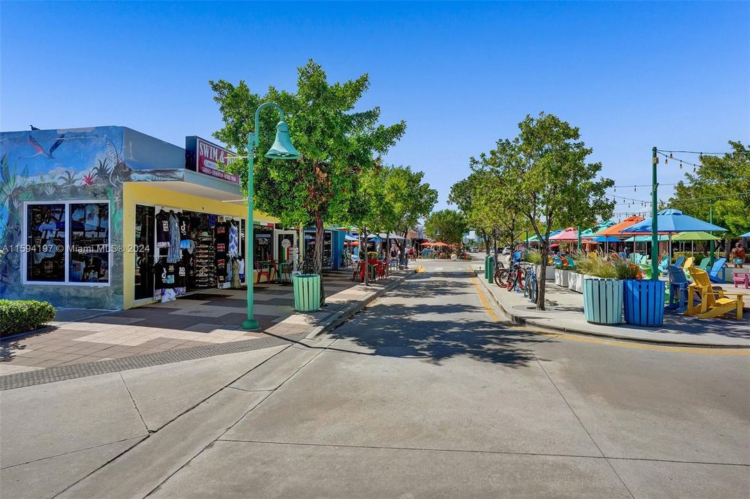 Walking distance from townhouse to beach, dining, shopping, and light entertainment.