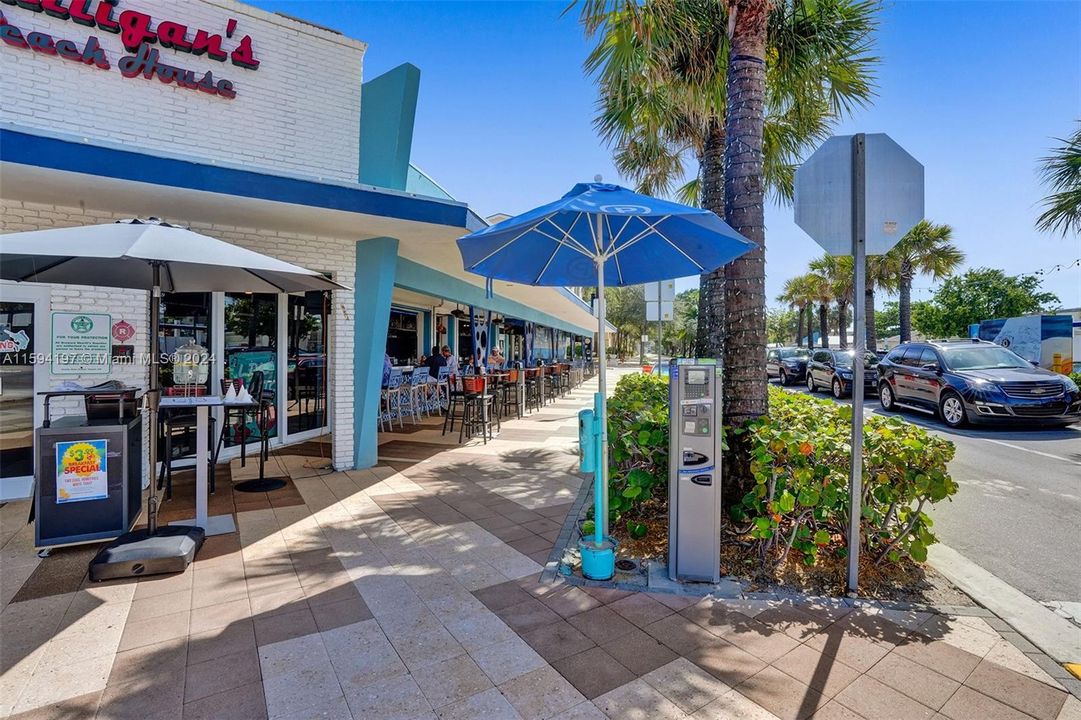 Walking distance from townhouse to beach, dining, shopping, and light entertainment.