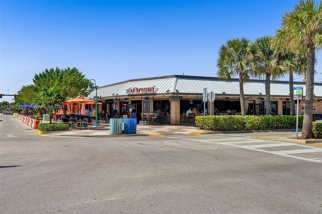 Walking distance from townhouse to beach, dining, shopping, and light entertainment.