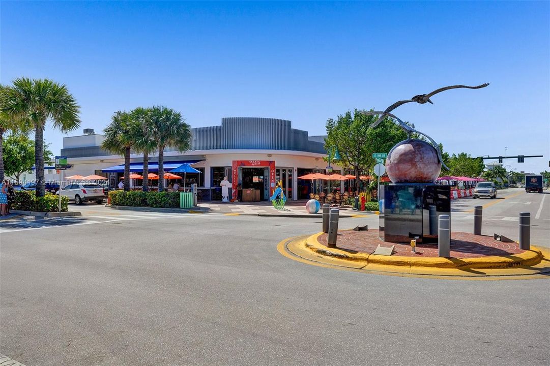 Walking distance from townhouse to beach, dining, shopping, and light entertainment.