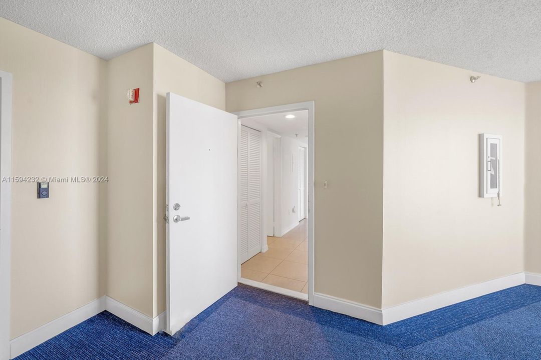 For Sale: $350,000 (1 beds, 1 baths, 715 Square Feet)