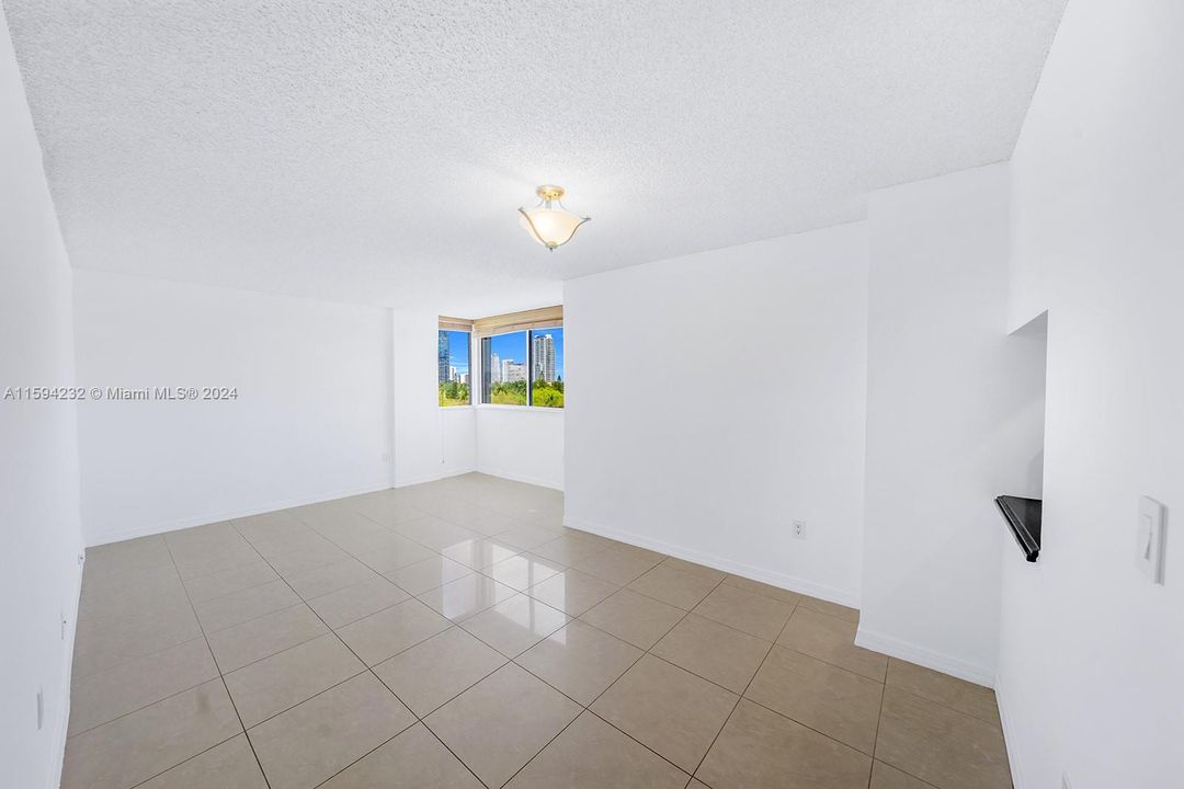 For Sale: $350,000 (1 beds, 1 baths, 715 Square Feet)