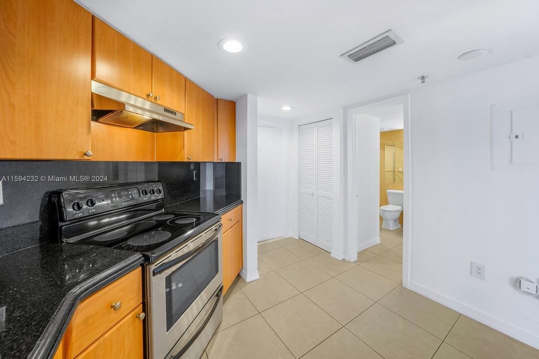 For Sale: $350,000 (1 beds, 1 baths, 715 Square Feet)