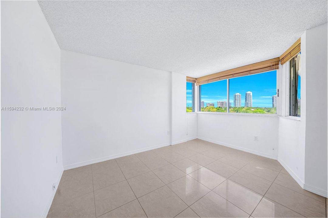 For Sale: $350,000 (1 beds, 1 baths, 715 Square Feet)