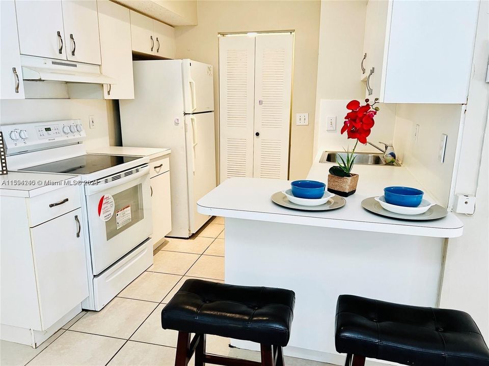 Active With Contract: $2,150 (2 beds, 2 baths, 942 Square Feet)