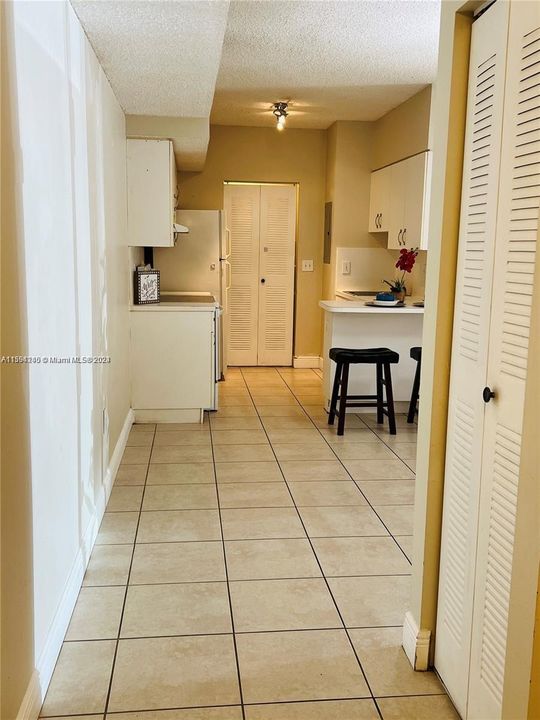 Active With Contract: $2,150 (2 beds, 2 baths, 942 Square Feet)