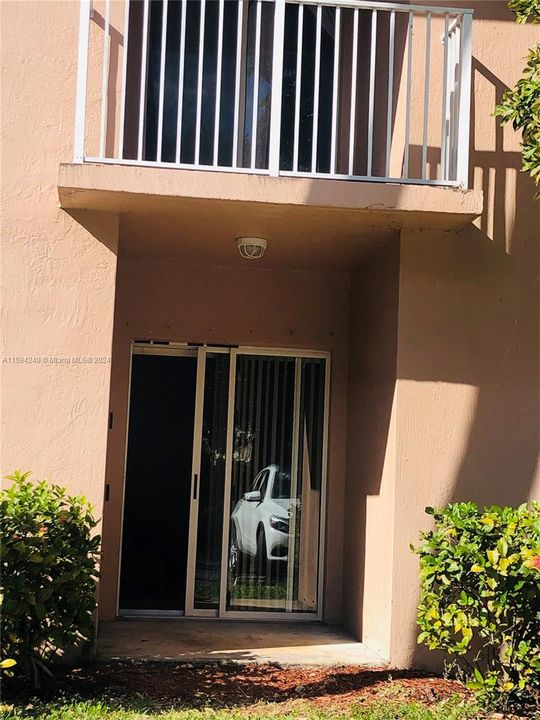 Active With Contract: $2,150 (2 beds, 2 baths, 942 Square Feet)