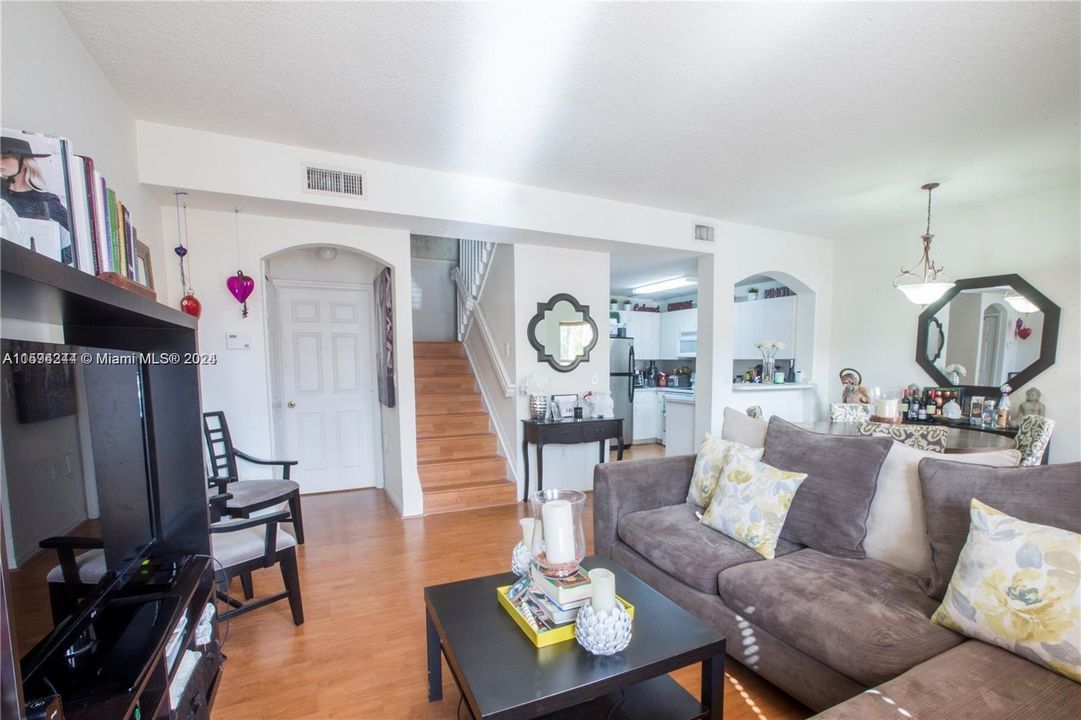 Active With Contract: $2,600 (2 beds, 2 baths, 980 Square Feet)