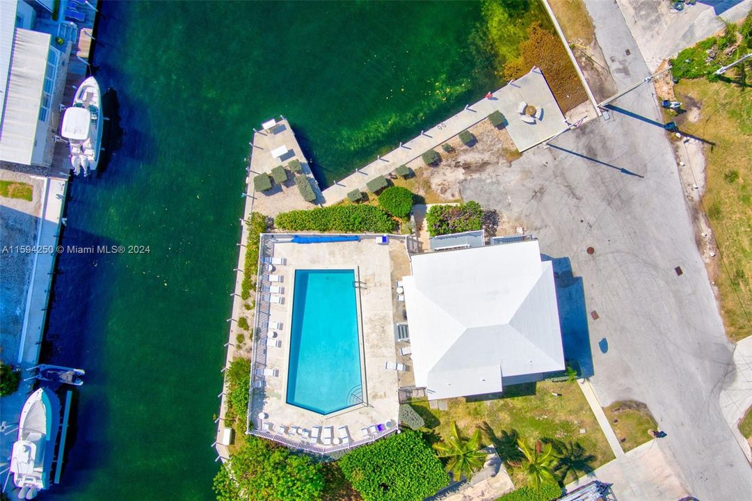 Clubhouse Waterfront Climate controlled Pool