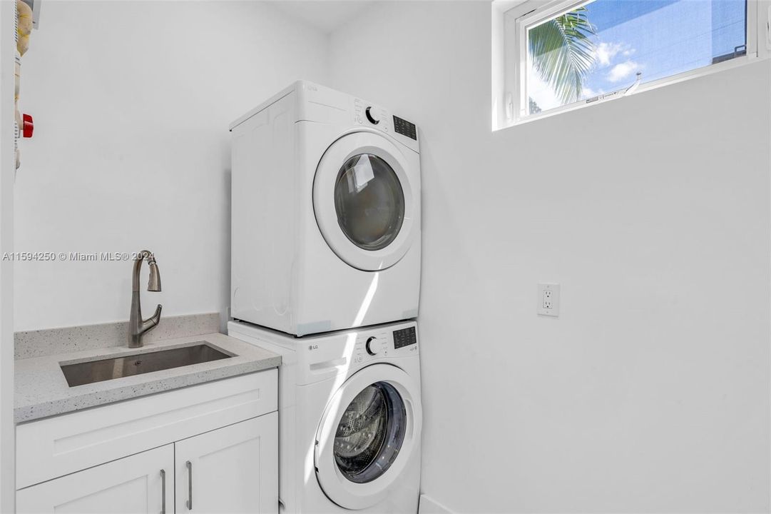 Laundry room w/utility sink