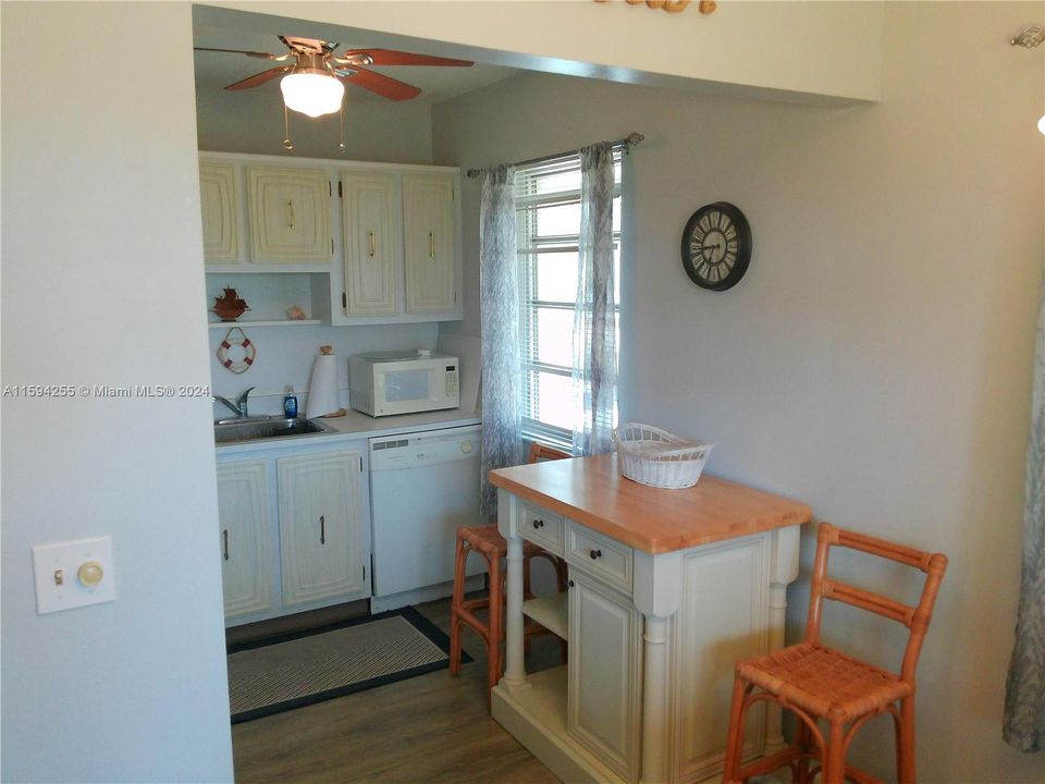 For Sale: $350,000 (2 beds, 2 baths, 934 Square Feet)