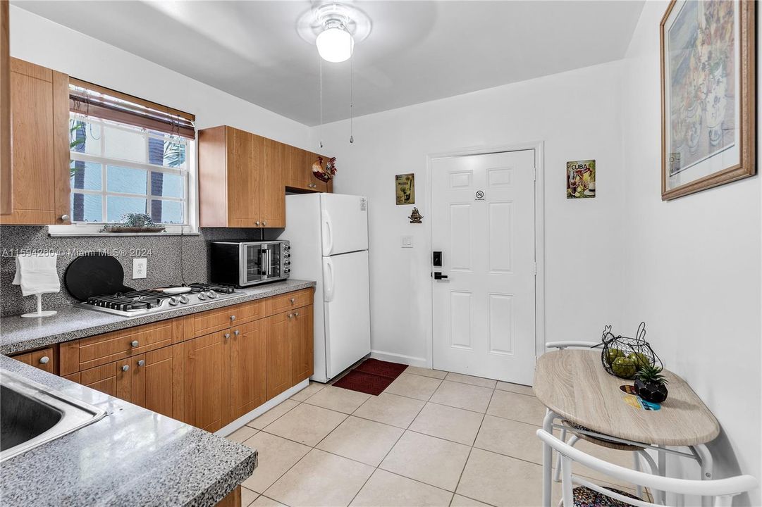Active With Contract: $1,899 (1 beds, 1 baths, 2099 Square Feet)