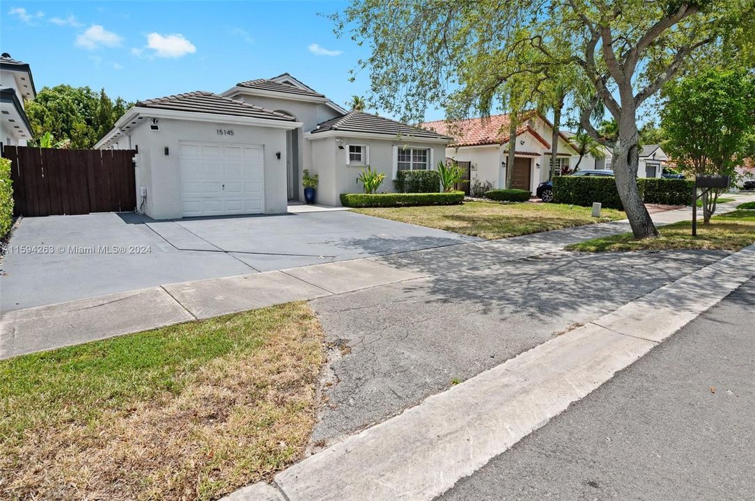 Active With Contract: $685,000 (3 beds, 2 baths, 1486 Square Feet)