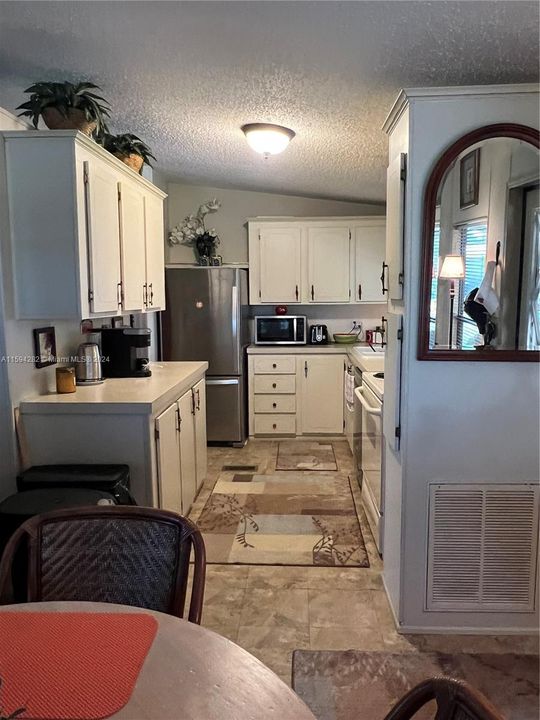 For Sale: $247,900 (2 beds, 2 baths, 1008 Square Feet)