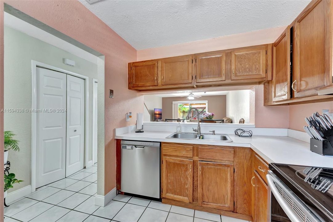 Recently Sold: $340,000 (2 beds, 2 baths, 1028 Square Feet)