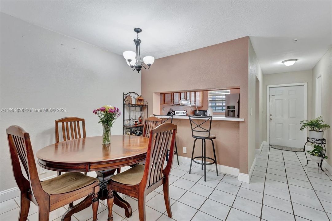 Active With Contract: $340,000 (2 beds, 2 baths, 1028 Square Feet)