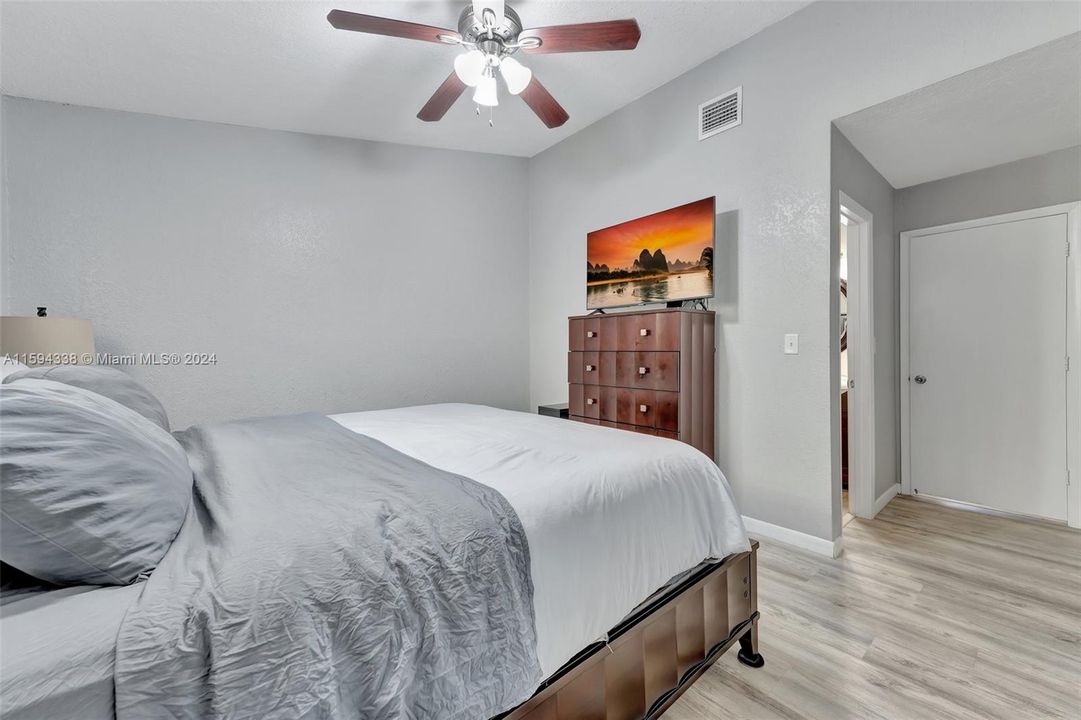 Active With Contract: $340,000 (2 beds, 2 baths, 1028 Square Feet)