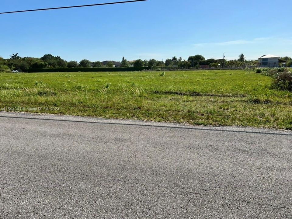 Vendido Recientemente: $365,000 (1.49 acres)