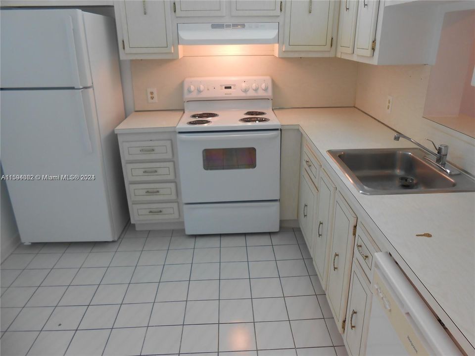 For Rent: $1,950 (2 beds, 1 baths, 860 Square Feet)
