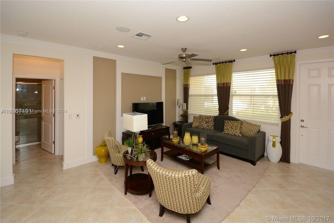 Active With Contract: $3,900 (3 beds, 3 baths, 1440 Square Feet)